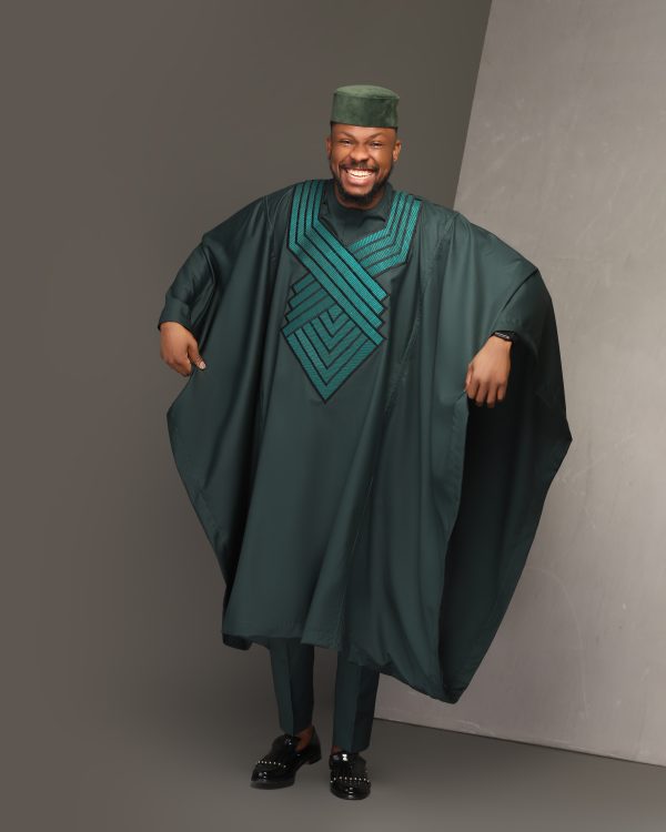 Stylish Green African Agbada for Men - A cultural and fashionable choice, perfect for a standout and sophisticated look.