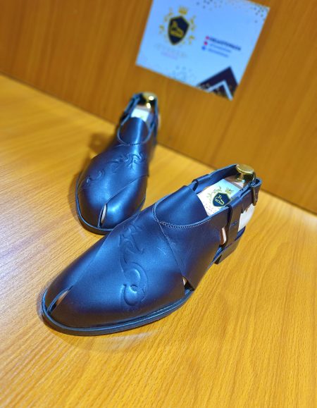 Discover the epitome of style and comfort in our leather shoe sandal blend. Crafted with precision, these sandals redefine elegance and luxury.