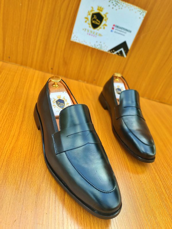 Stylish Black Loafers for Men - Classic footwear combining fashion and comfort, perfect for any occasion.