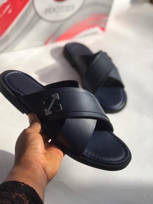 Black slippers to enhance men's African clothing. Pair elegantly with dashikis and African attire for a polished look.