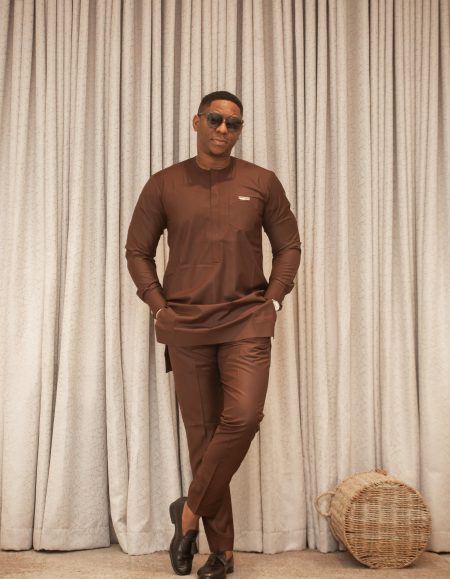 Discover the elegance of a brown South-South traditional kaftan. Immerse yourself in timeless style and cultural heritage. Shop now!
